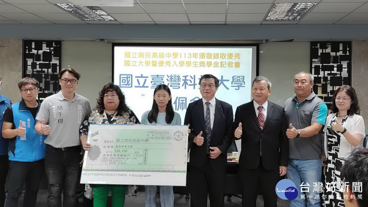 校友陳昭舒(左三)也贈獎助學金助學。(記者扶小萍攝)