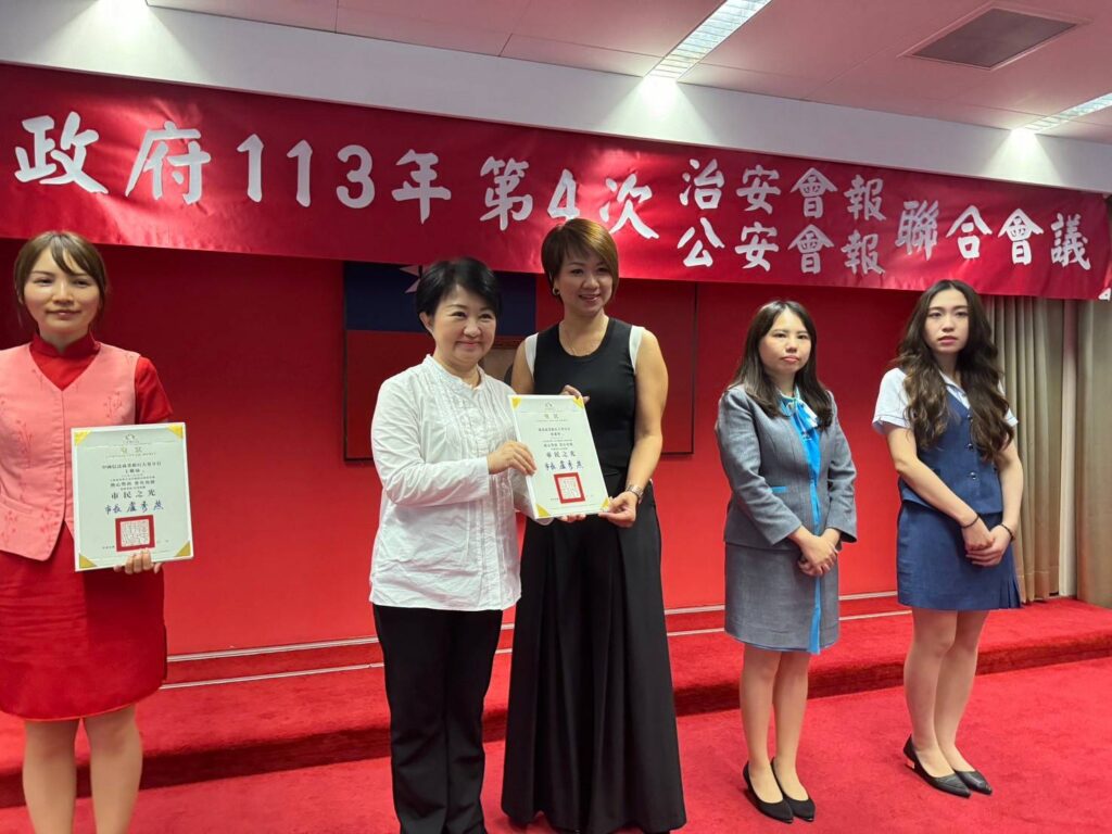 ▲圖說:台中市長於治安會報中,特別頒獎表揚攔阻詐騙有功的金融機構與銀行員 (圖/台中市政府 提供)