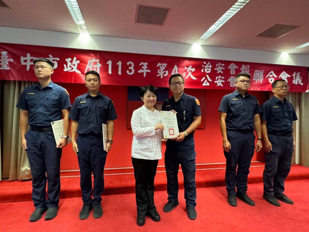 ▲圖說:台中市長於治安會報中頒獎表揚攔阻詐騙有功的員警 (圖/台中市政府 提供)