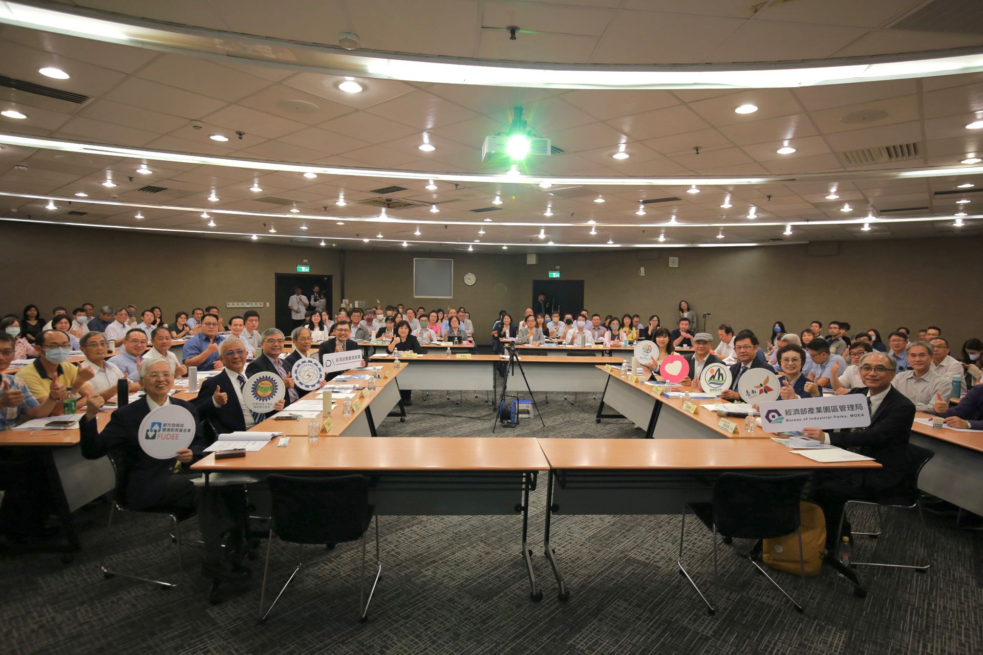 ▲經濟部產業園區管理局今(23)日辦理「2024產業園區發展政策高峰論壇」 (記者李堂安翻攝)
