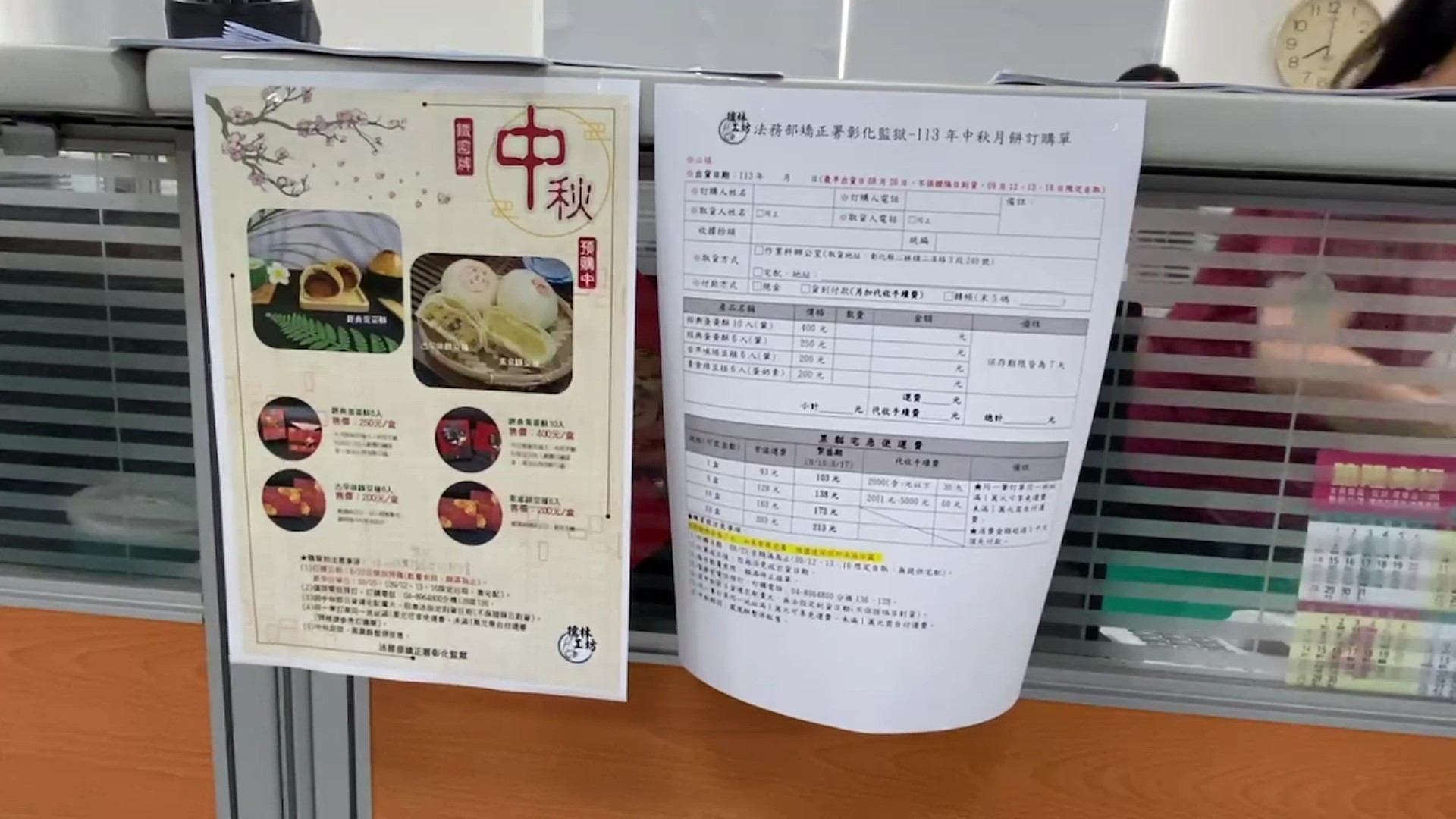 ▲有「鐵窗牌蛋黃酥」稱號的彰化監獄蛋黃酥開放電話預購，不到兩小時就被訂光光，搶手程度，可見一斑。（記者張溎壕攝）