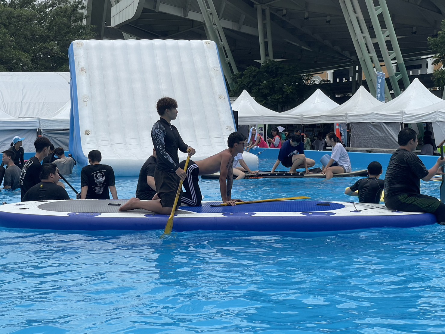▲大村鄉8月25日到9月8日將運用行動式泳池打造夏日戲水活動，邀請大家8月25日至9月8日一起來大村盡情同樂。（大葉大學提供）