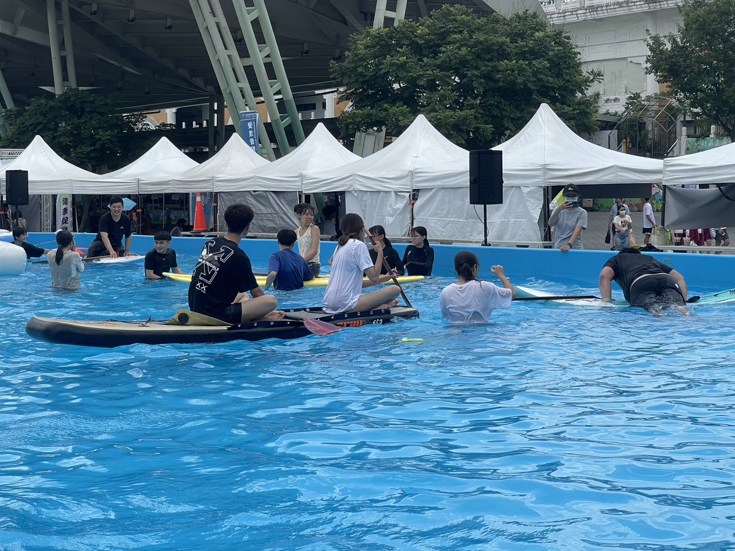 ▲大村鄉8月25日到9月8日將運用行動式泳池打造夏日戲水活動，邀請大家8月25日至9月8日一起來大村盡情同樂。（大葉大學提供）