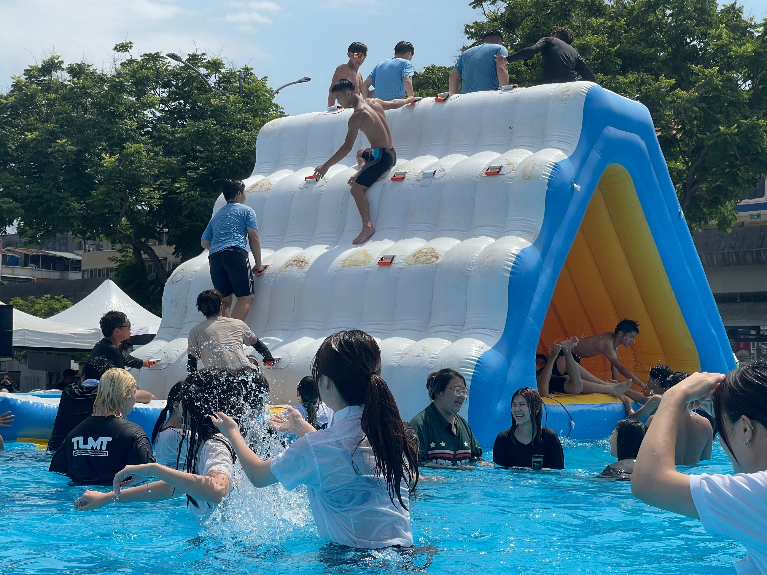 ▲大村鄉8月25日到9月8日將運用行動式泳池打造夏日戲水活動，邀請大家8月25日至9月8日一起來大村盡情同樂。（大葉大學提供）