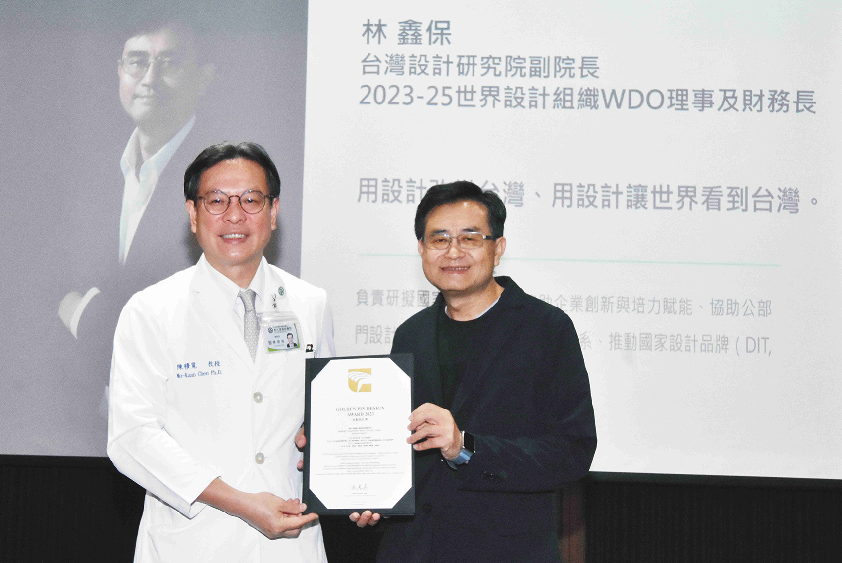 ▲陳穆寬總院長（左）表示，彰基七期是一棟癌症質子醫療大樓，經驗加上創新，硬體技術與服務體驗雙智慧的次世代智慧醫院。（記者張溎壕攝）