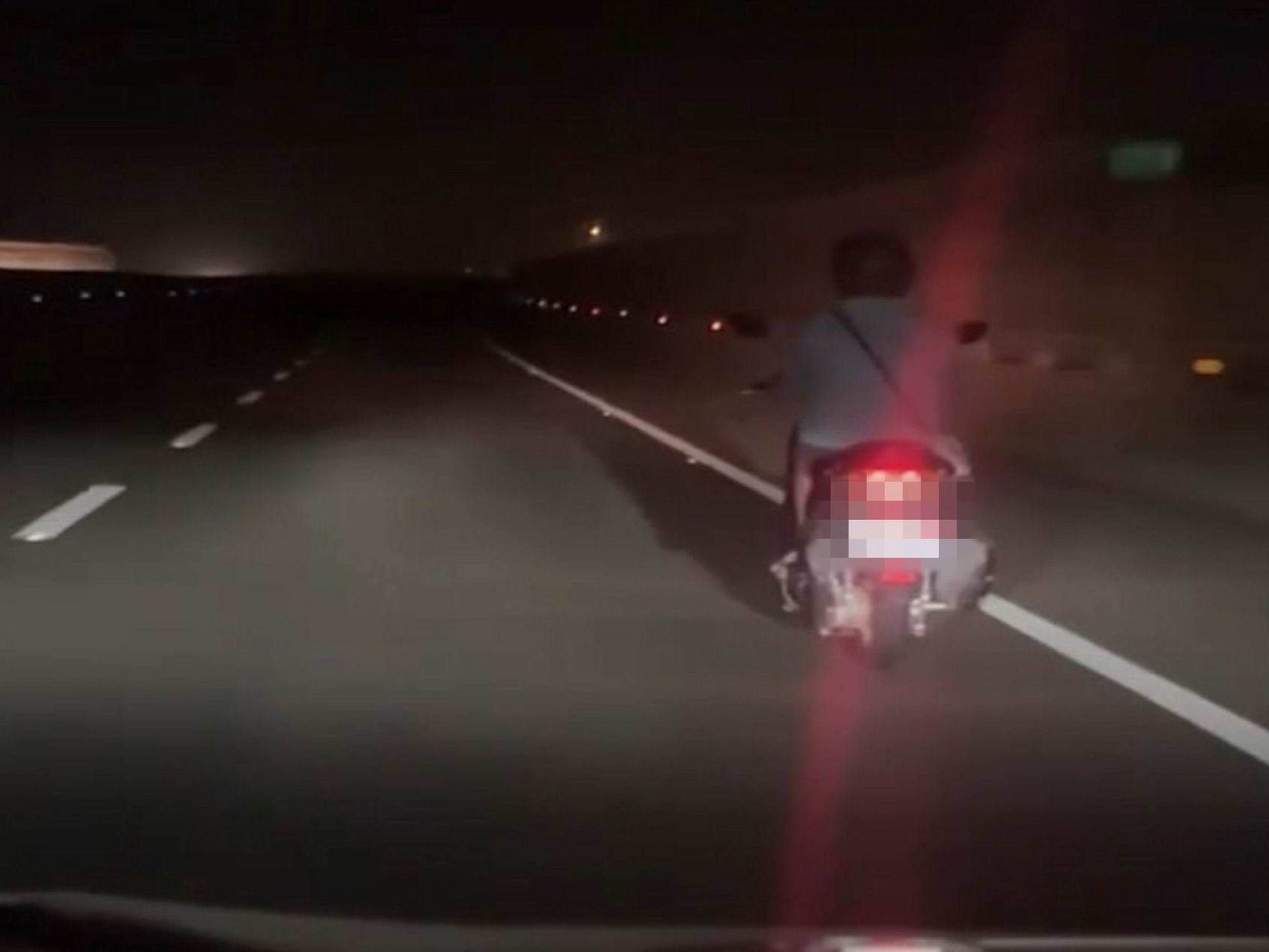 ▲一名正妹深夜騎機車要返回台中市沙鹿區，結果竟從台61線西濱快速道路南下，熱心吳姓民眾開車尾隨「護航」行駛5公里。（吳男提供）