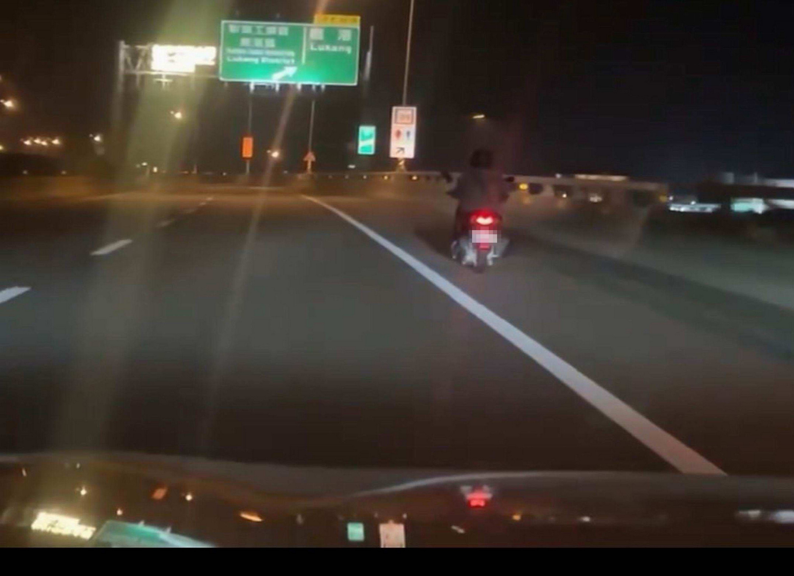▲一名正妹深夜騎機車要返回台中市沙鹿區，結果竟從台61線西濱快速道路南下，熱心吳姓民眾開車尾隨「護航」行駛5公里。（吳男提供）