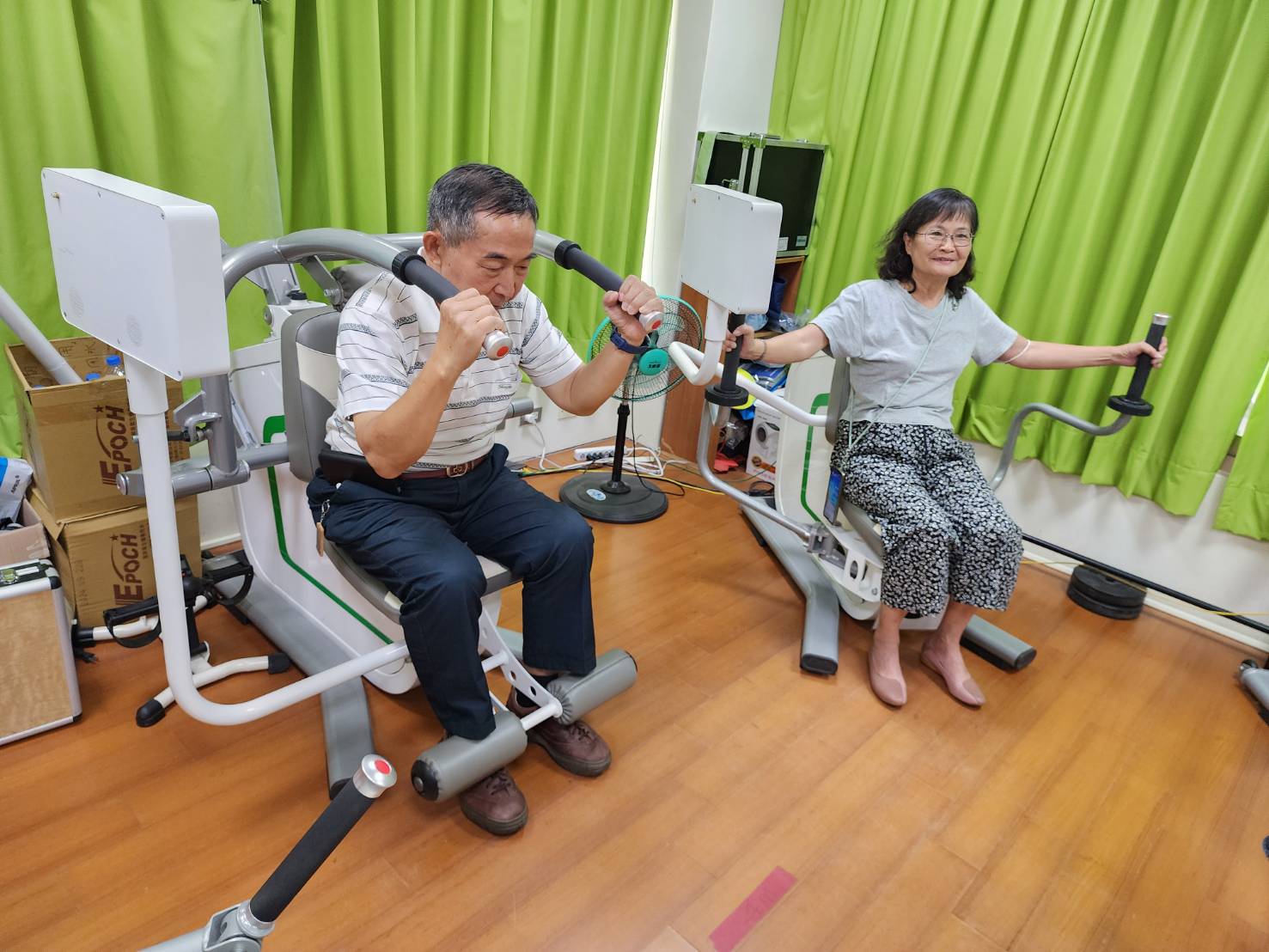 可能是 2 個人、醫院和文字的圖像