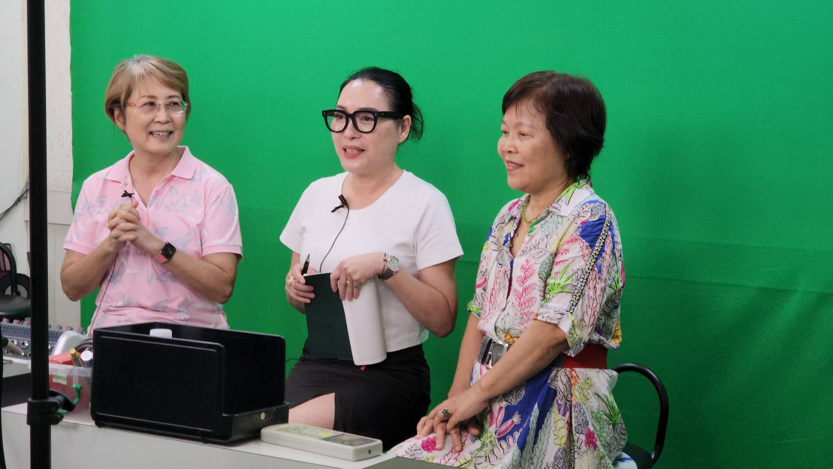 可能是 3 個人和電視的圖像