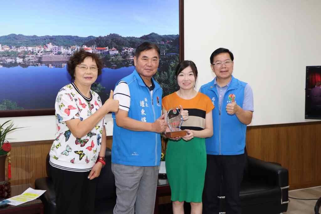 ▲苗栗縣長鍾東錦今天接見表揚爵士鐵琴家蘇郁涵,頒贈「苗栗之光」獎座,希望她勇敢逐夢的成功故事能夠激勵苗栗的孩子,永不放棄,堅持下去。(苗栗縣政府提供)