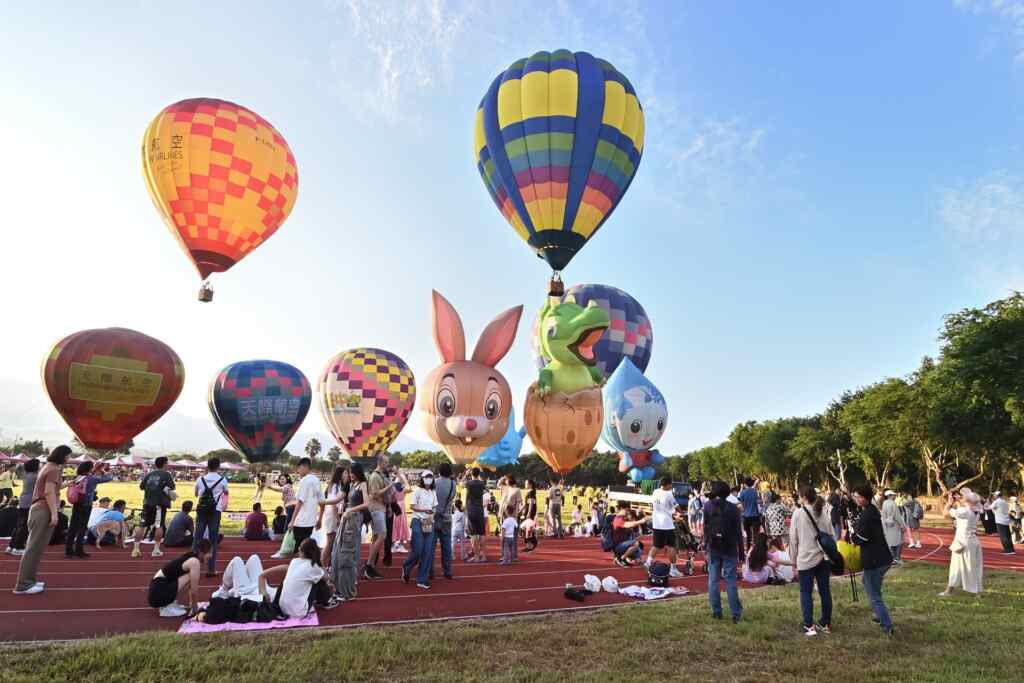 ▲第四屆台中石岡熱氣球嘉年華今天起至8月25日連三天在石岡區土牛運動公園登場,將帶來6場熱氣球繫留升空體驗,還有精彩音樂響宴、8分鐘華麗煙火及光雕閉幕噴火秀等系列活動。(記者張玉泰攝)