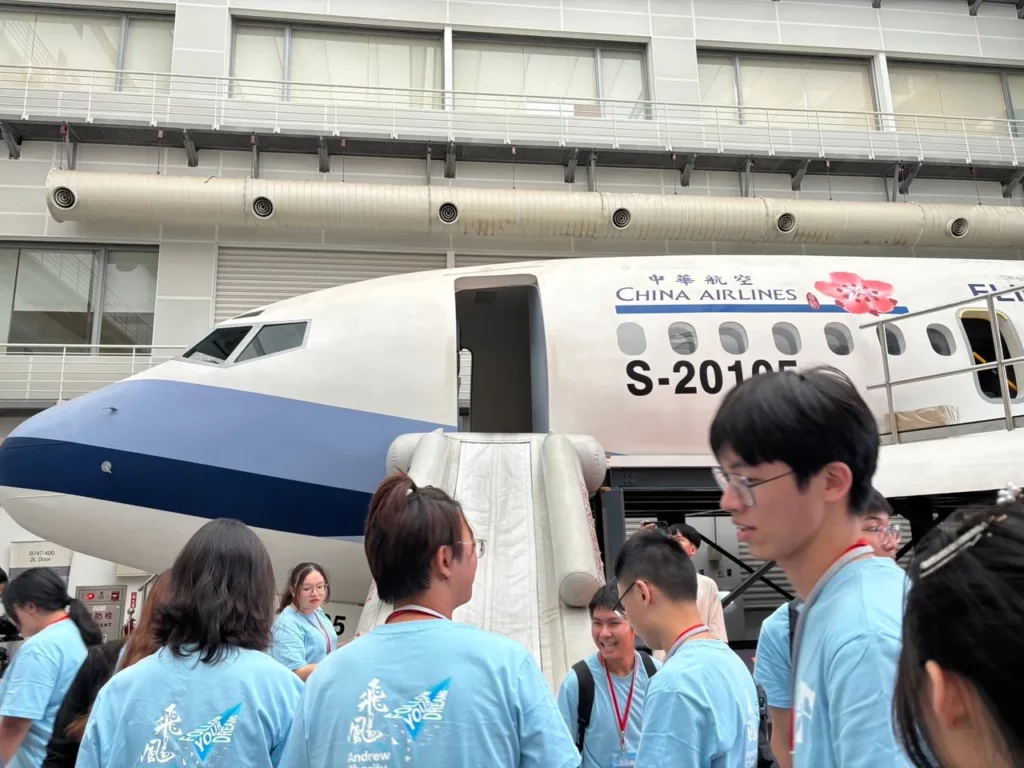 飛颺營帶學員們參訪中華航空,藉由多元豐富的機構參訪,讓學員了解各行各業的專業,