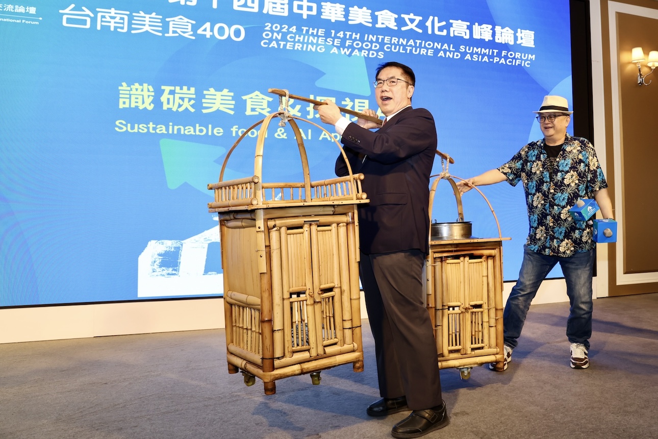 【2024中華美食論壇15-3】中華美食文化高峰論壇前進台南 黃偉哲挑擔分享經典擔仔麵 217 cnews124240821a06