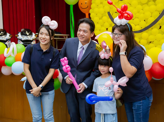 新竹市府今日舉辦員工家庭日,邱臣遠代理市長與員工家庭同樂,體驗「魔術奇境探險」。(圖/記者林照東翻攝)