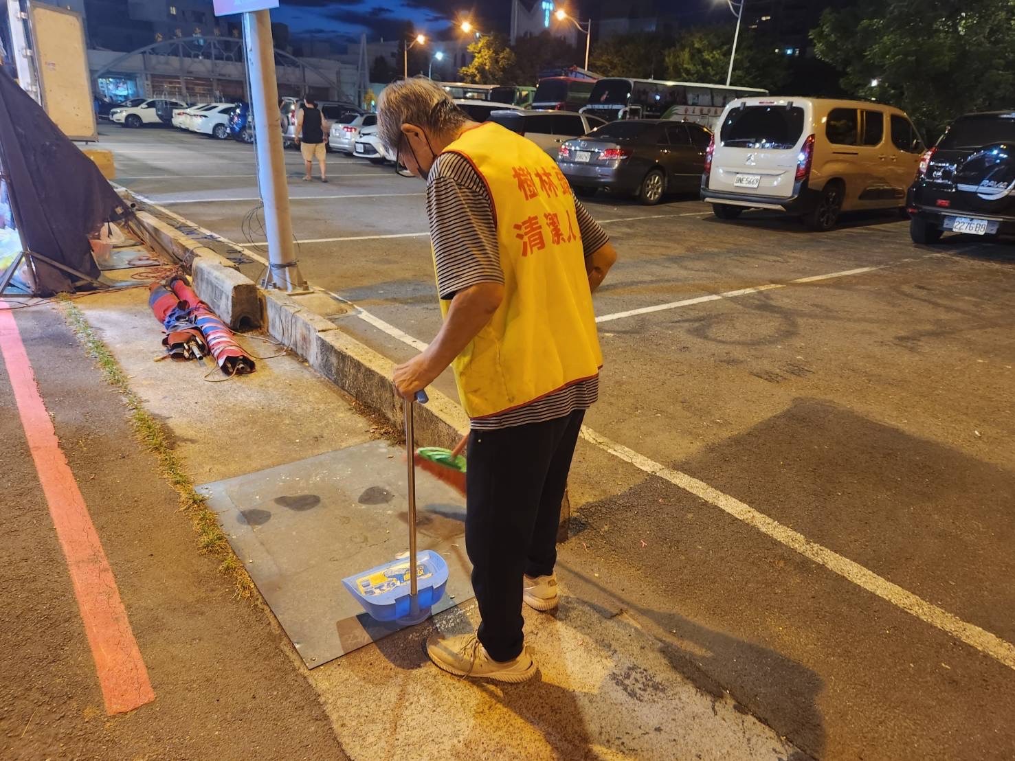市府每週清潔火車站地下道,每月聯合巡查,勸導街友整理物品,兼顧街友關懷與環境整潔。(圖/記者林照東翻攝)