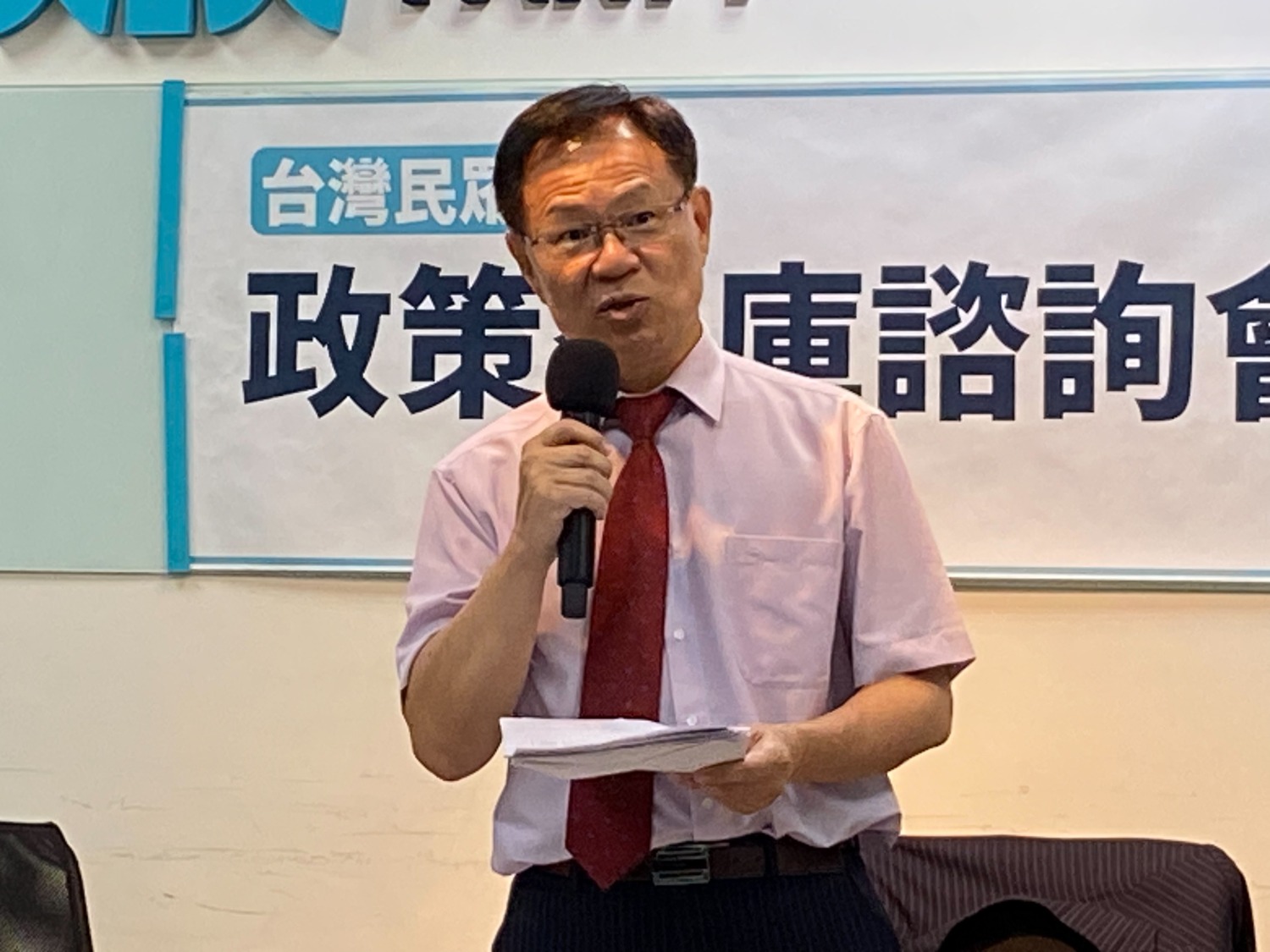 張啓楷指出,法院判決推翻學校的認定,但學位的認定到底是由學校認定,還是由法院認定?(圖/張啓楷國會辦公室)