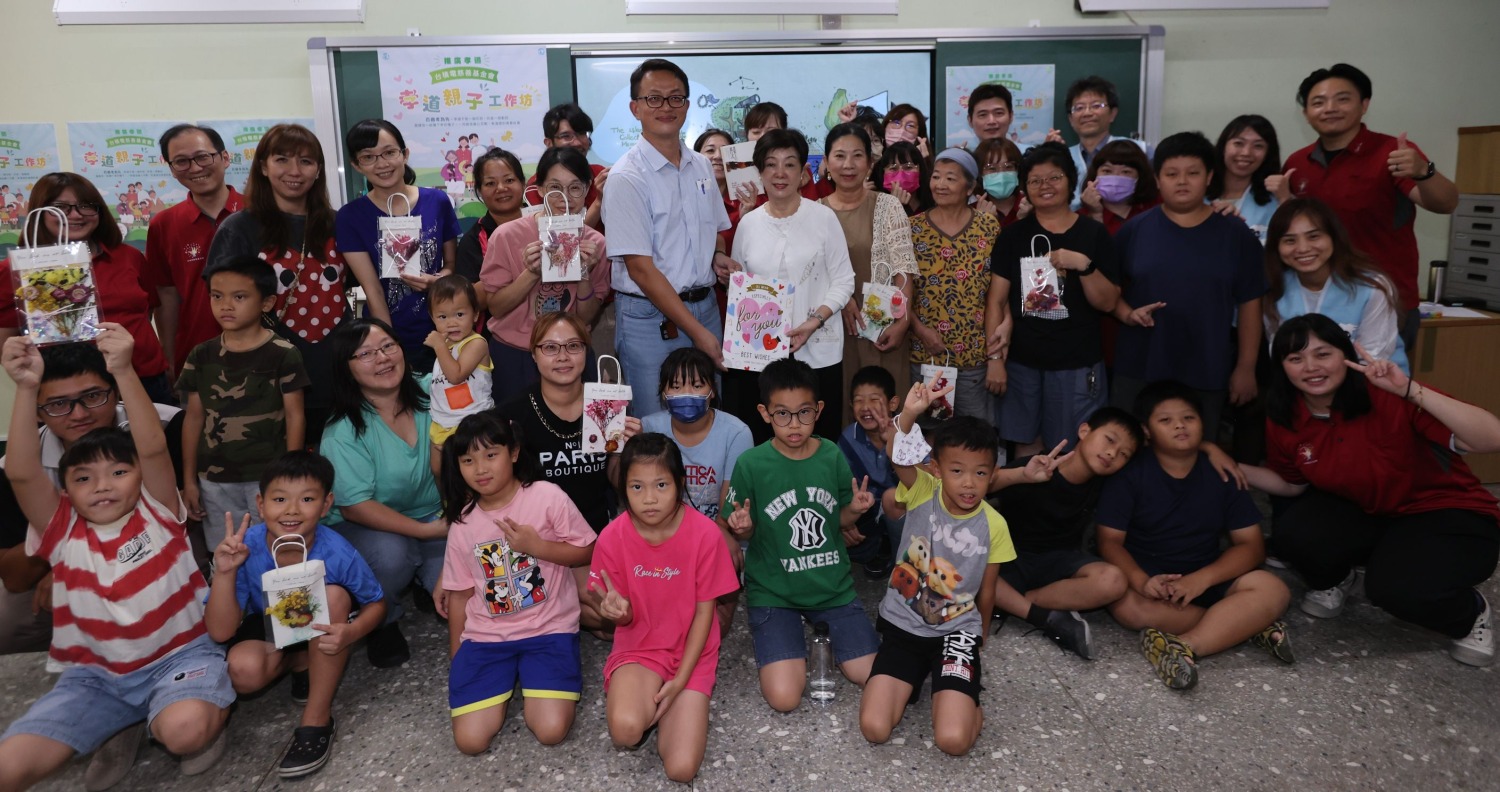 北勢國小張志全校長代表將孩子共同創作的永生花卡片送給張淑芬董事長 (台積電慈善基金會提供)