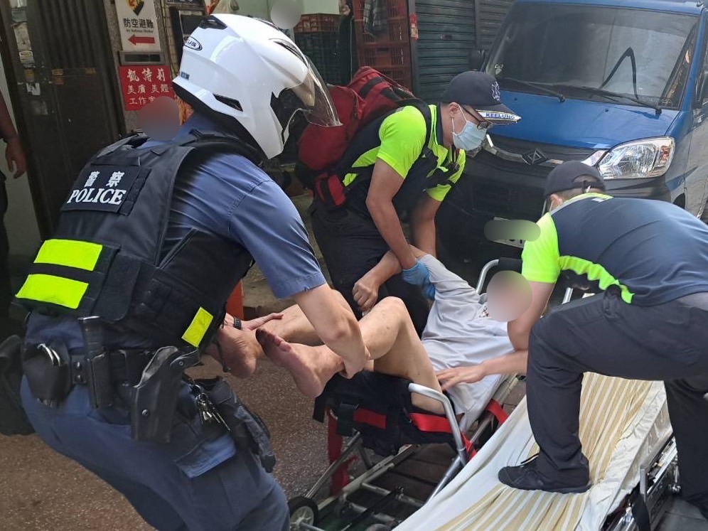 警消合力搶救老翁。(記者薛秀蓮翻攝)