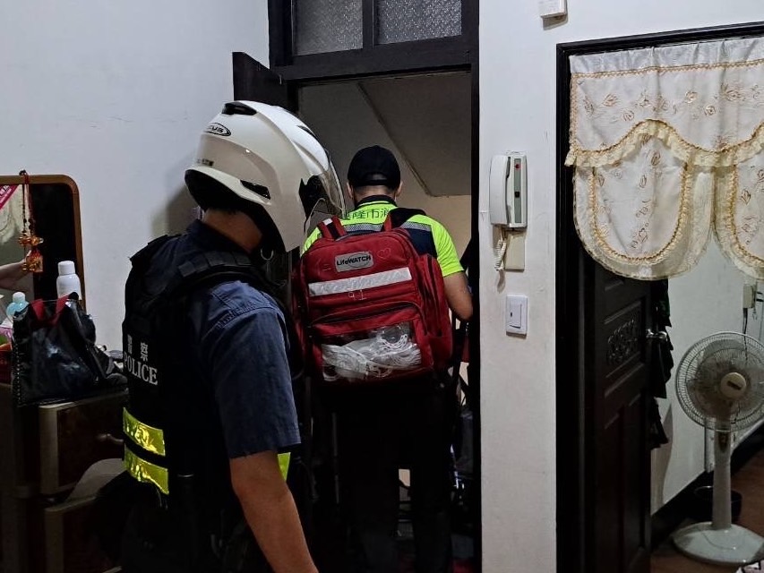 警消合力搶救老翁。(記者薛秀蓮翻攝)