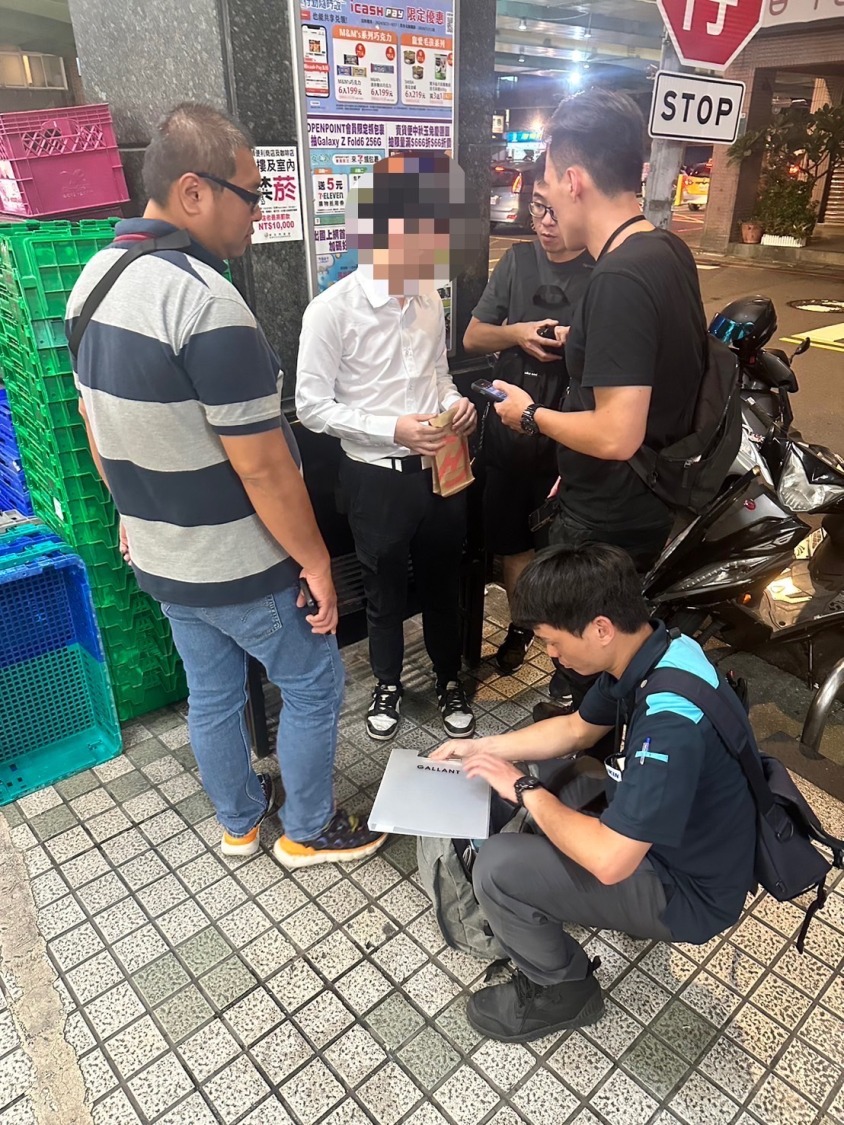 海山警逮捕香港車手黃男。(記者徐煜勝翻攝)