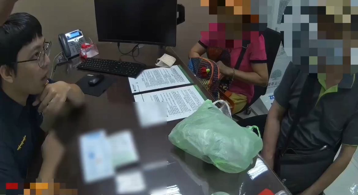 埔墘所員警攔阻王姓老翁遭詐。(記者徐煜勝翻攝)