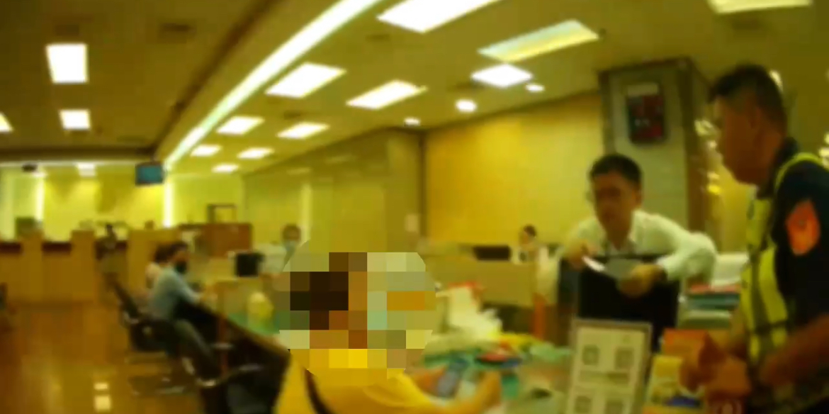 埔墘所員警攔阻盧姓女子遭詐。(記者徐煜勝翻攝)