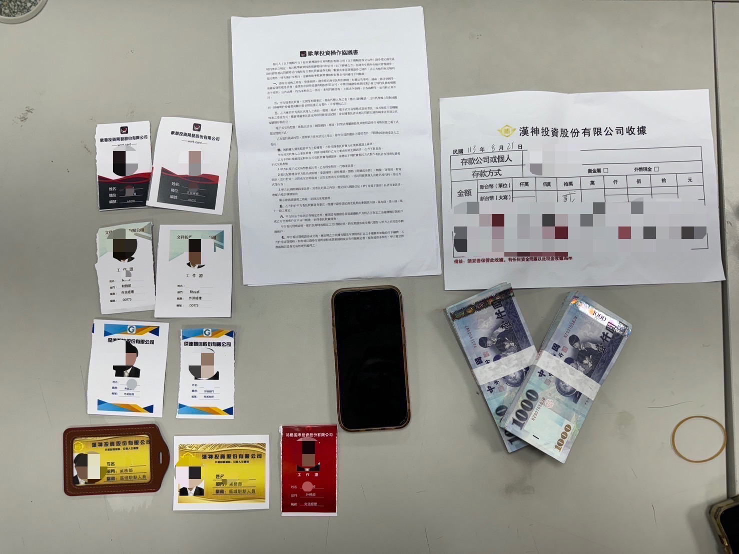 警方現場查扣相關證物。(記者徐煜勝翻攝)