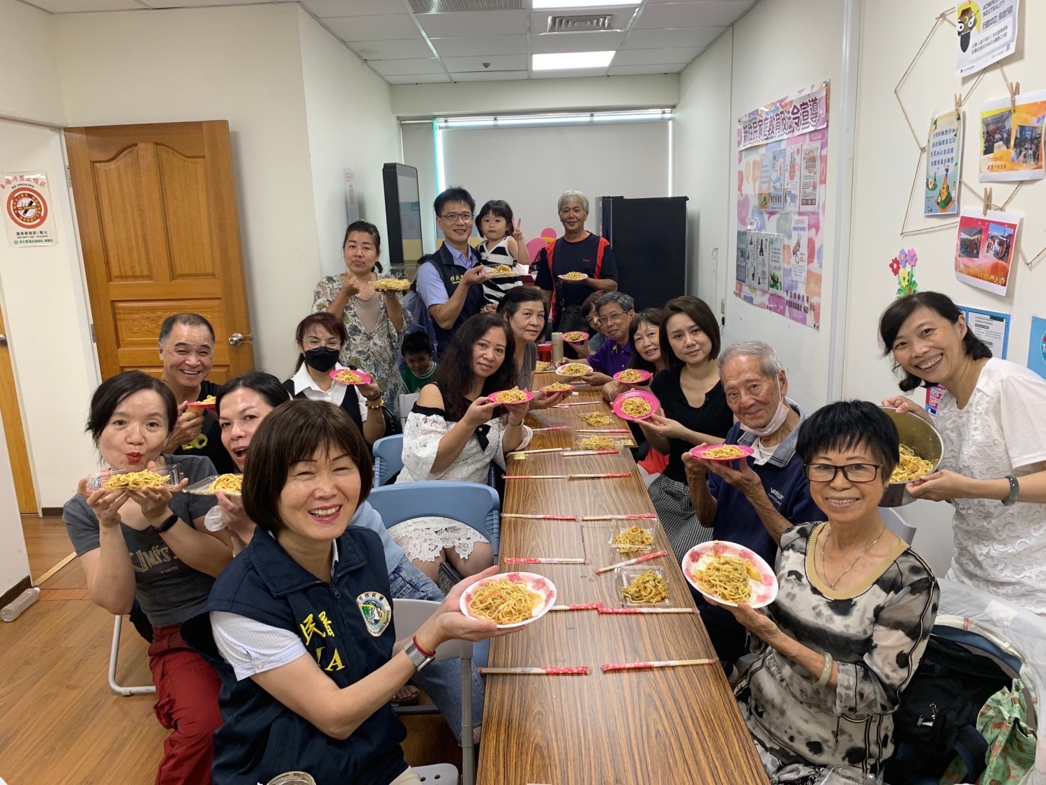 基隆巿服務站主任毛兆莉(左前一),梁珠珠女士(右一著白衣)與新住民一起展示手作成果。(記者徐煜勝翻攝)
