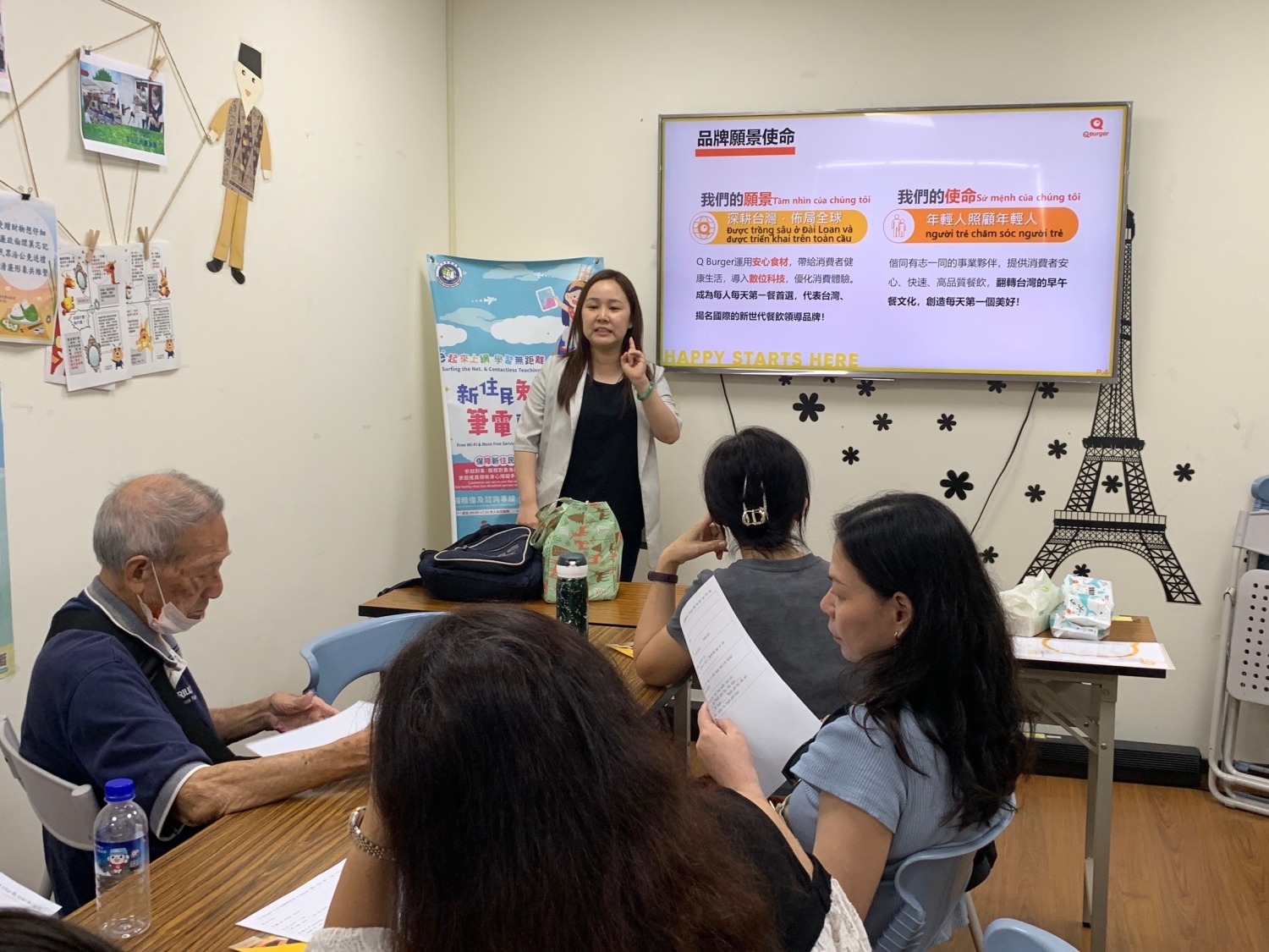 饗樂餐飲集團李沿旻經理向新住民介紹公司願景及各項薪資福利。(記者徐煜勝翻攝)