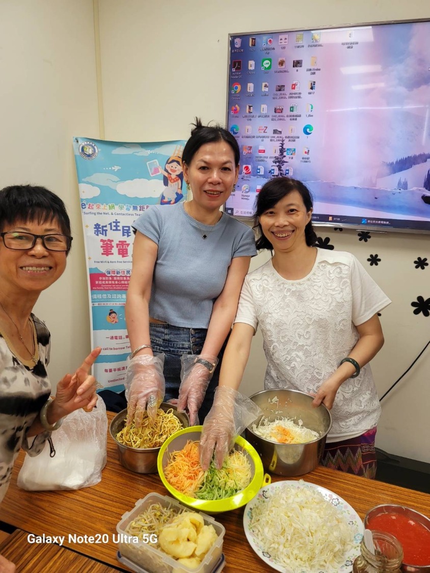 梁珠珠女士(右一)教導新住民涼麵作法。(記者徐煜勝翻攝)