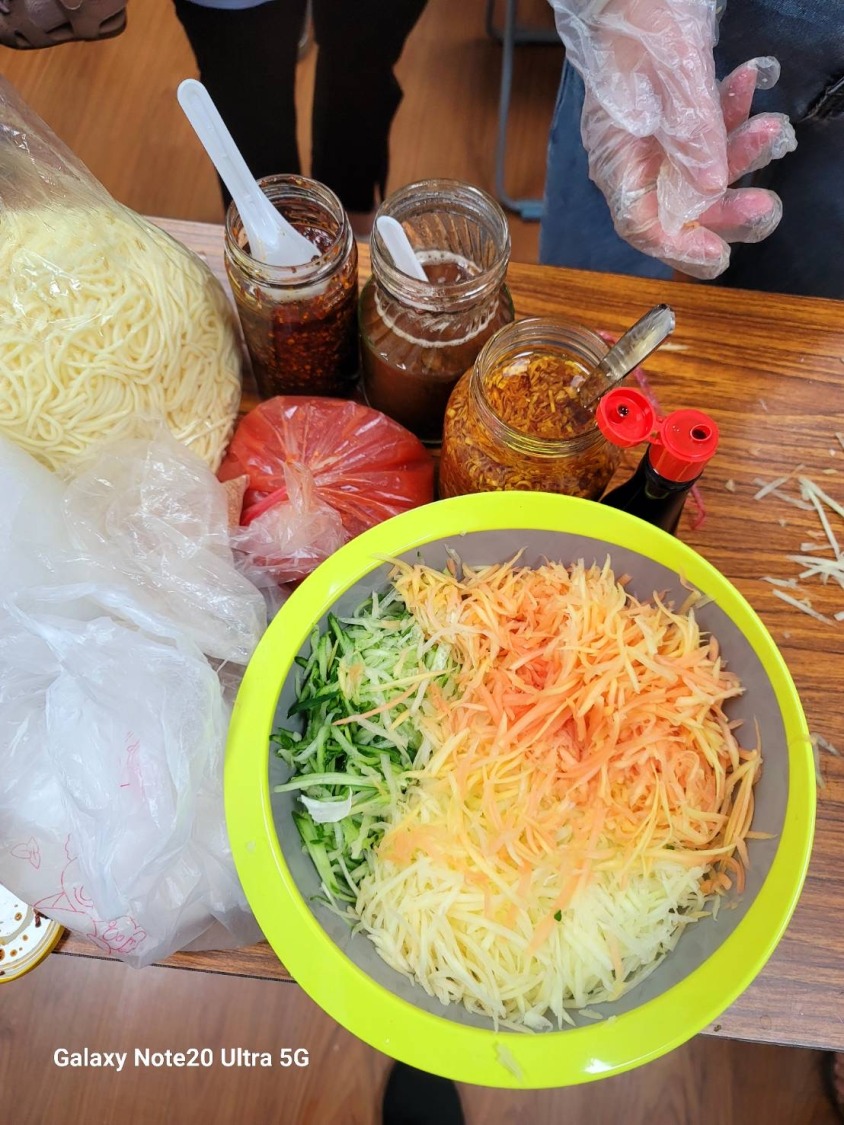 緬甸特色涼麵佐料及調味料。(記者徐煜勝翻攝)