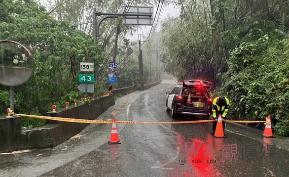 暖警雨中急援脫困 車輛拋錨古坑警民合力保安全