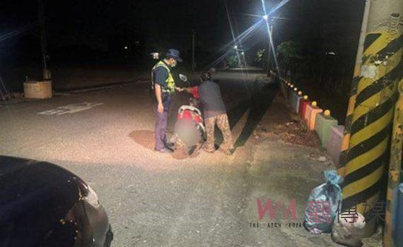深夜機車拋錨警充當黑手救援 虎尾警協助車主順利回家