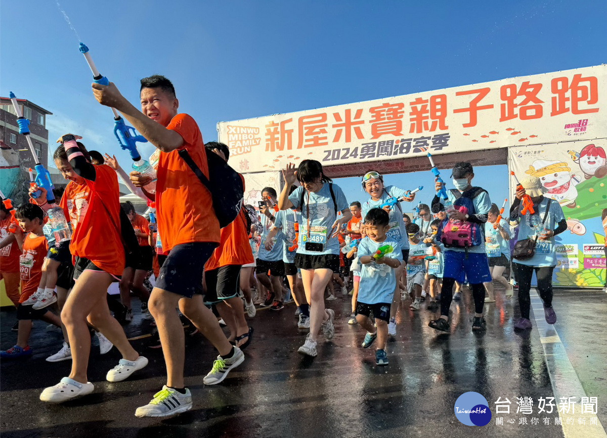 起跑後民眾隨即展開激烈的水槍大戰。<br /><br />