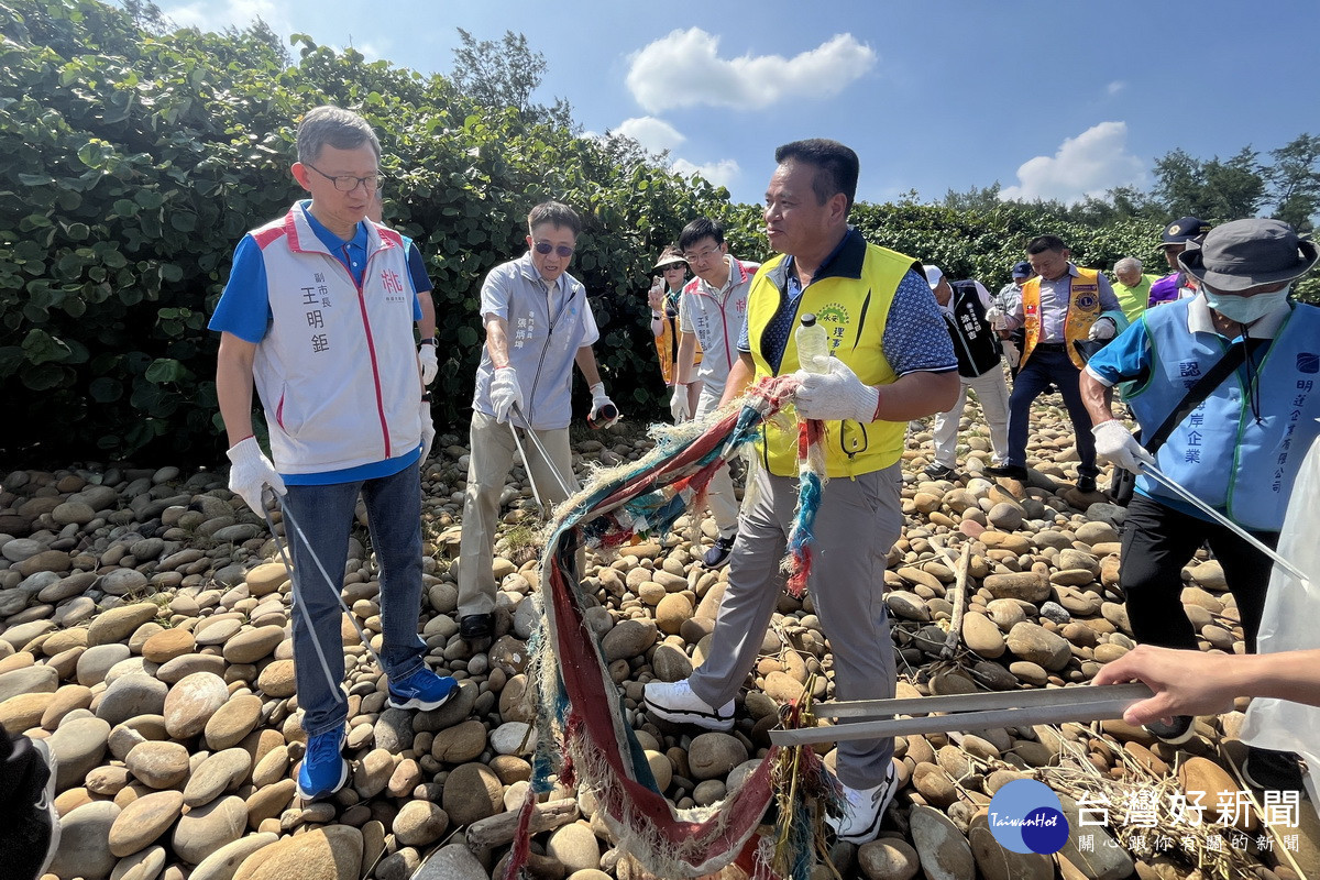 桃園市副市長王明鉅出席「113年度千人淨灘活動」。<br /><br />