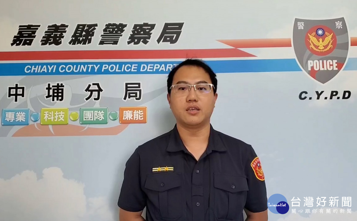 嘉義縣中埔分局三和派出所所長王懋嘉說明同仁查獲通緝犯經過/陳致愷翻攝