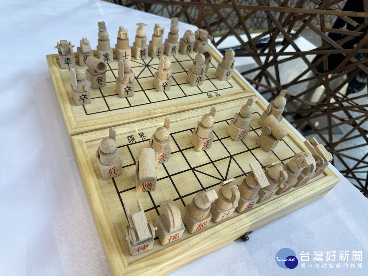 木工藝立體象棋頗為別緻。(記者扶小萍攝)