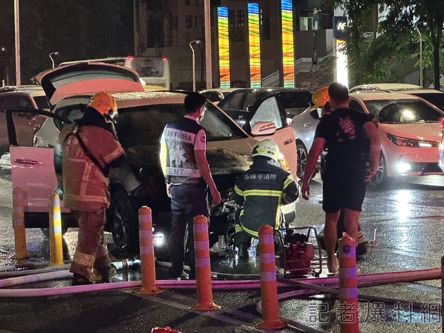 ▲高雄苓雅中正路晚間傳出火燒車意外。(圖/民眾提供)