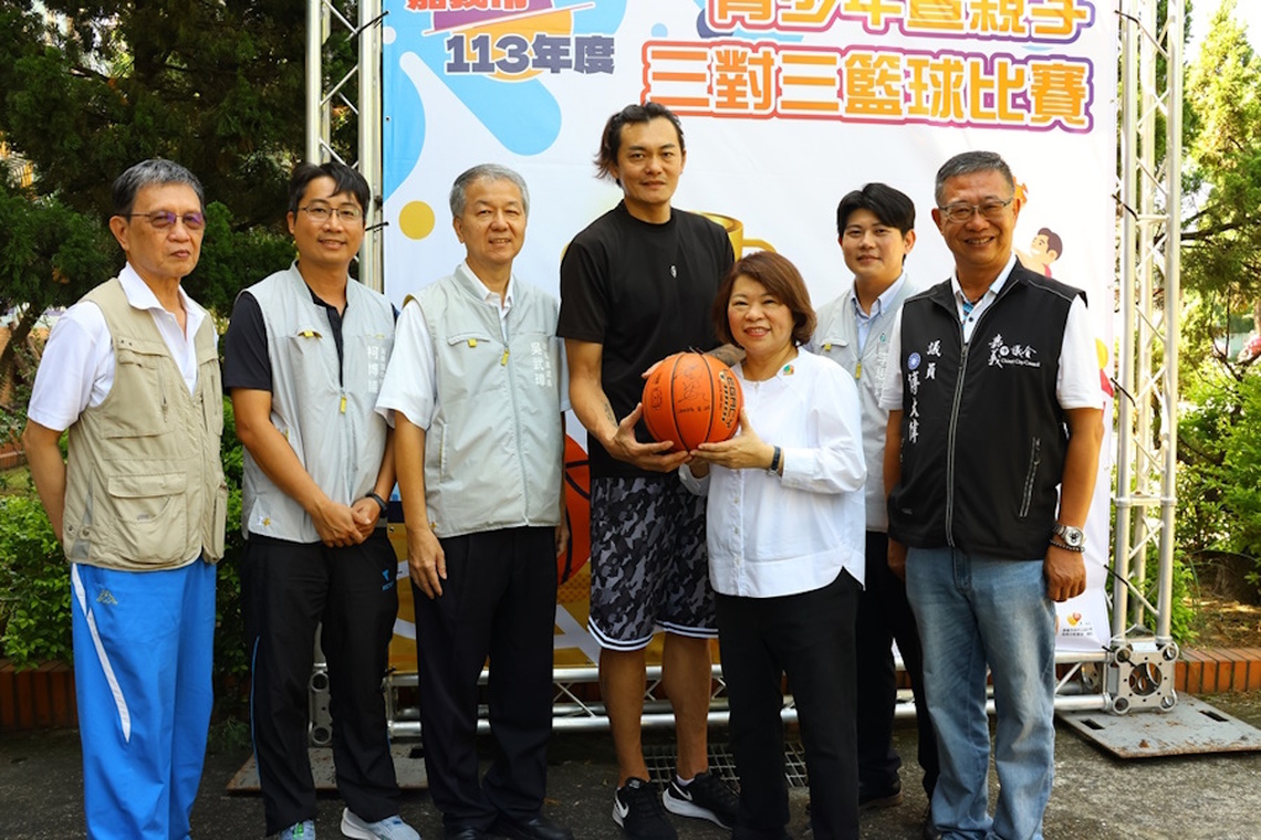 嘉義市長黃敏惠與球星吳岱豪為青少年暨親子三對三籃球賽開球 一同提倡運動、鼓勵共融