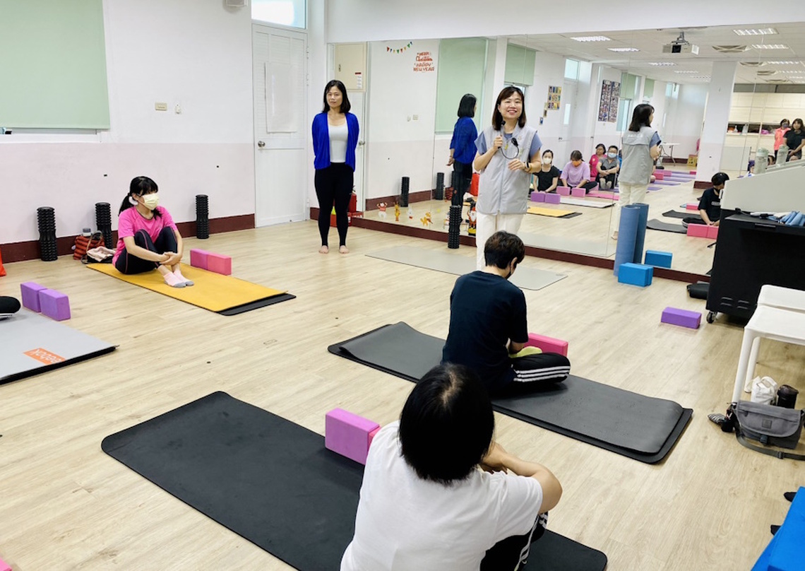 嘉義市首屆「樂齡瑜珈種子師資培育」提升據點人員照顧技巧 鼓勵樂齡「瑜珈」‧「肌」活健康