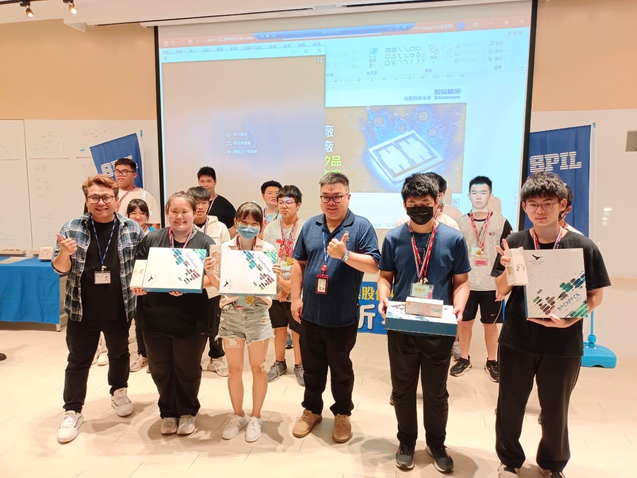 ▲矽品精密舉辦「一日製程工程師」活動，邀請彰化家扶中心的20位高中生參與，學生們得以深入了解封裝測試產業的運作。（記者張溎壕攝）