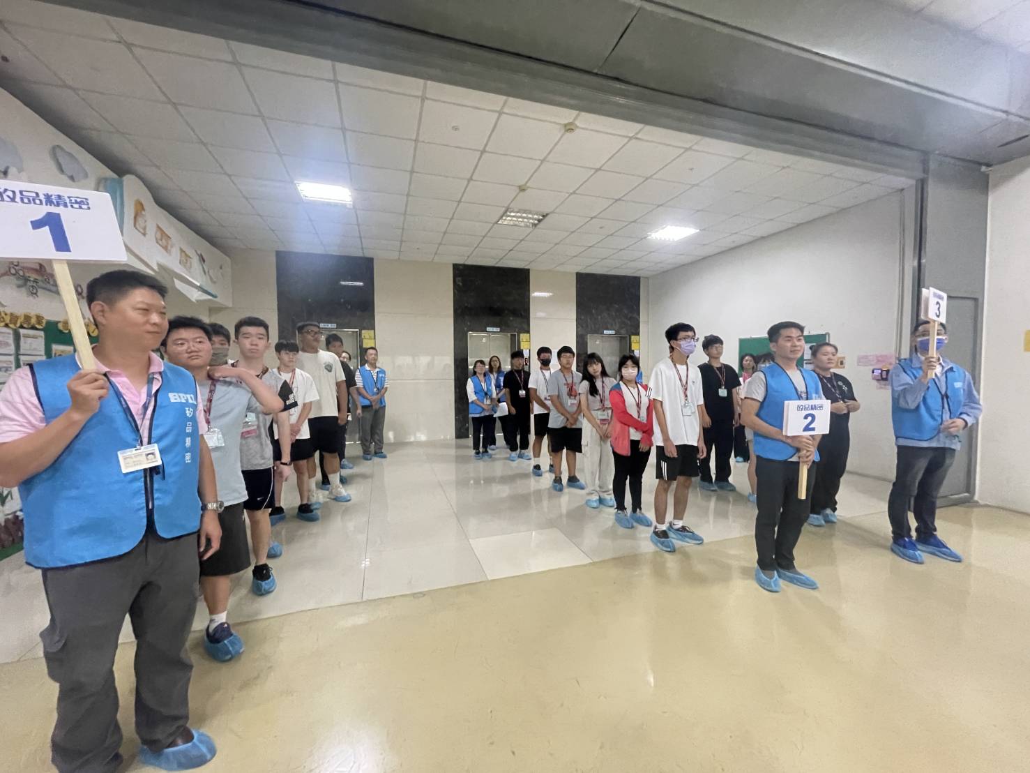 ▲矽品精密舉辦「一日製程工程師」活動，邀請彰化家扶中心的20位高中生參與，學生們得以深入了解封裝測試產業的運作。（記者張溎壕攝）