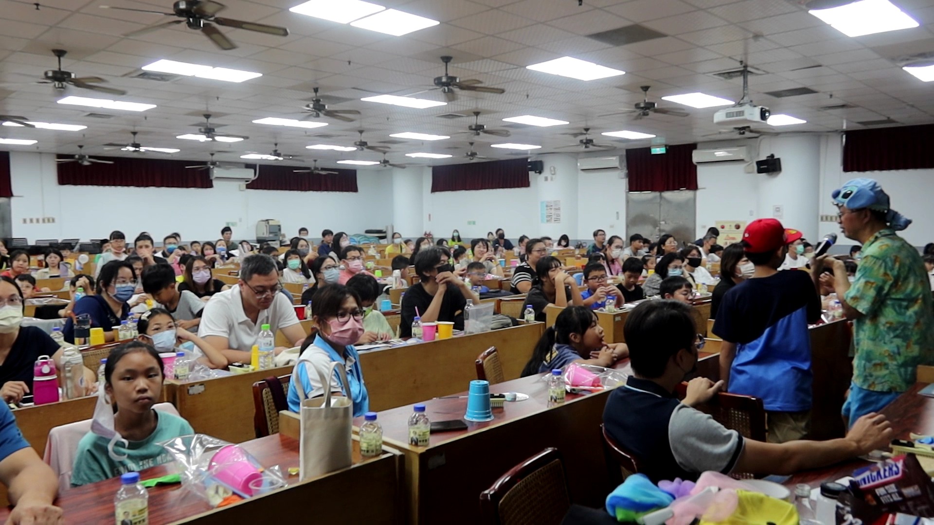▲看見彰化親子科學營在陽明國中舉辦，讓親子都覺得好神奇，也感受科學的神奇與樂趣。（記者張溎壕攝）