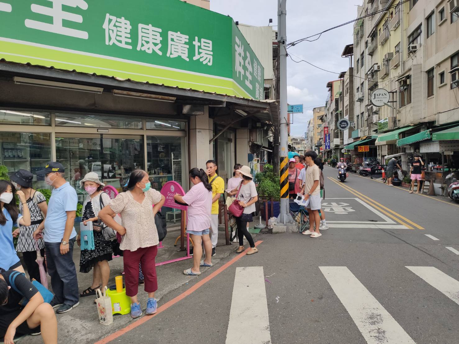 ▲彰化市知名蛋黃酥店「不二坊」近日吸引大量顧客排隊，造成交通混亂和垃圾問題，彰化警分局派員針對違停開單告發。（記者張溎壕攝）