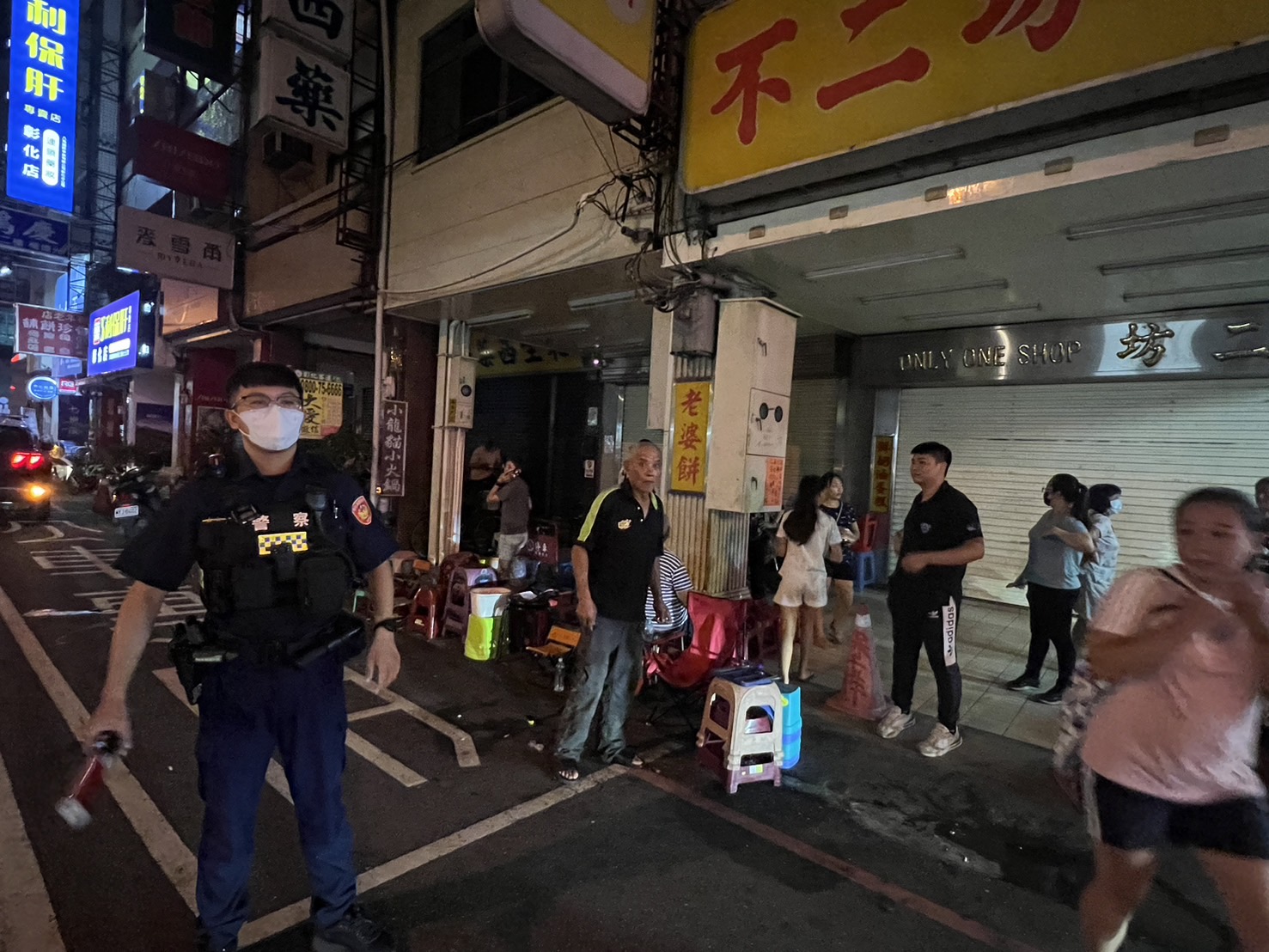 ▲彰化市知名蛋黃酥店「不二坊」近日吸引大量顧客排隊，造成交通混亂和垃圾問題，彰化警分局派員針對違停開單告發。（記者張溎壕攝）