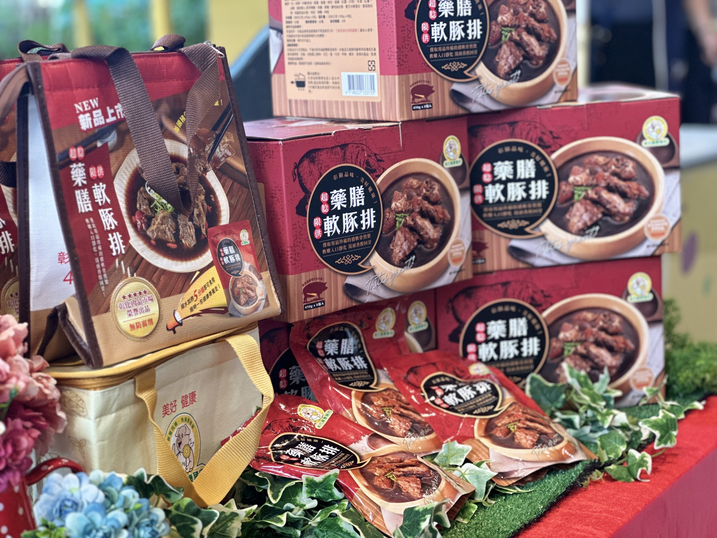 ▲彰化縣肉品市場在台北希望廣場農民市集舉辦「彰化健康豬」行銷推廣活動，現場氣氛熱烈，香氣四溢，吸引了眾多市民駐足品嚐。（彰化縣政府提供）