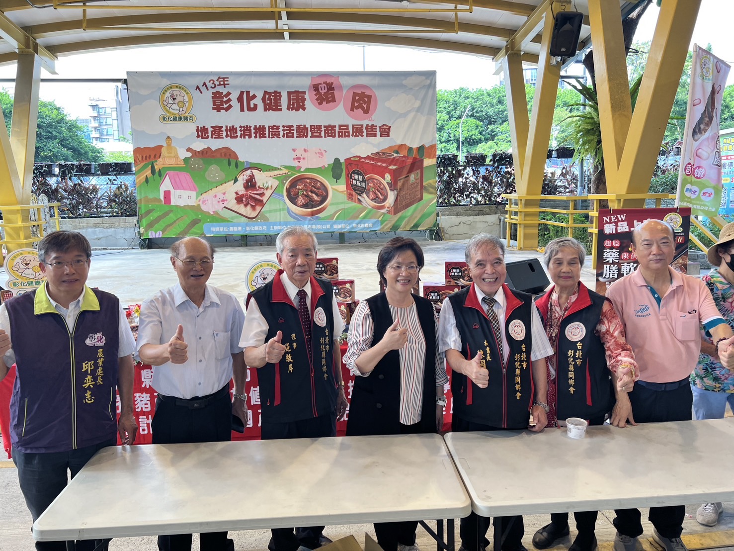 ▲彰化縣肉品市場在台北希望廣場農民市集舉辦「彰化健康豬」行銷推廣活動，現場氣氛熱烈，香氣四溢，吸引了眾多市民駐足品嚐。（彰化縣政府提供）
