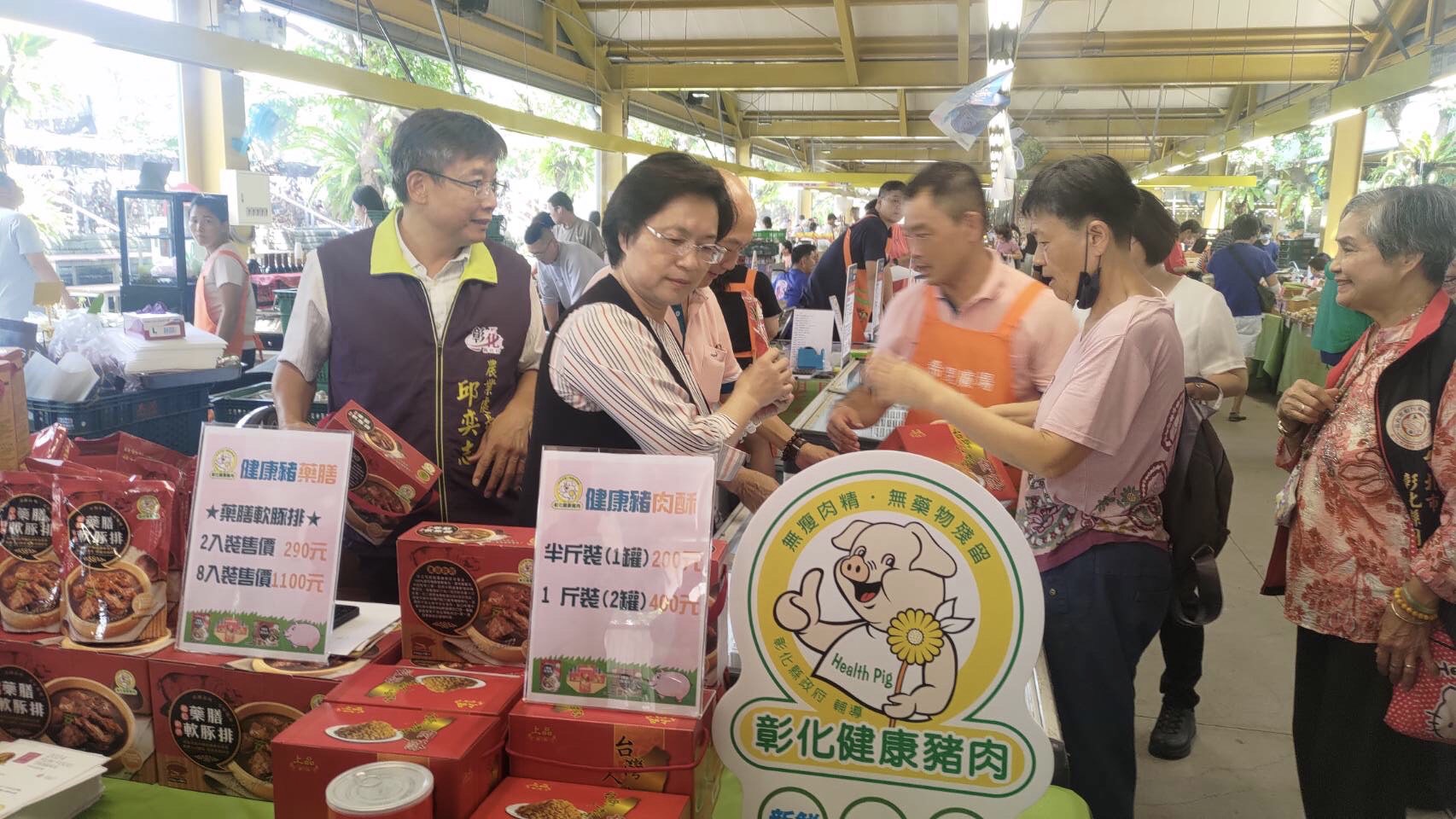 ▲彰化縣肉品市場在台北希望廣場農民市集舉辦「彰化健康豬」行銷推廣活動，現場氣氛熱烈，香氣四溢，吸引了眾多市民駐足品嚐。（彰化縣政府提供）