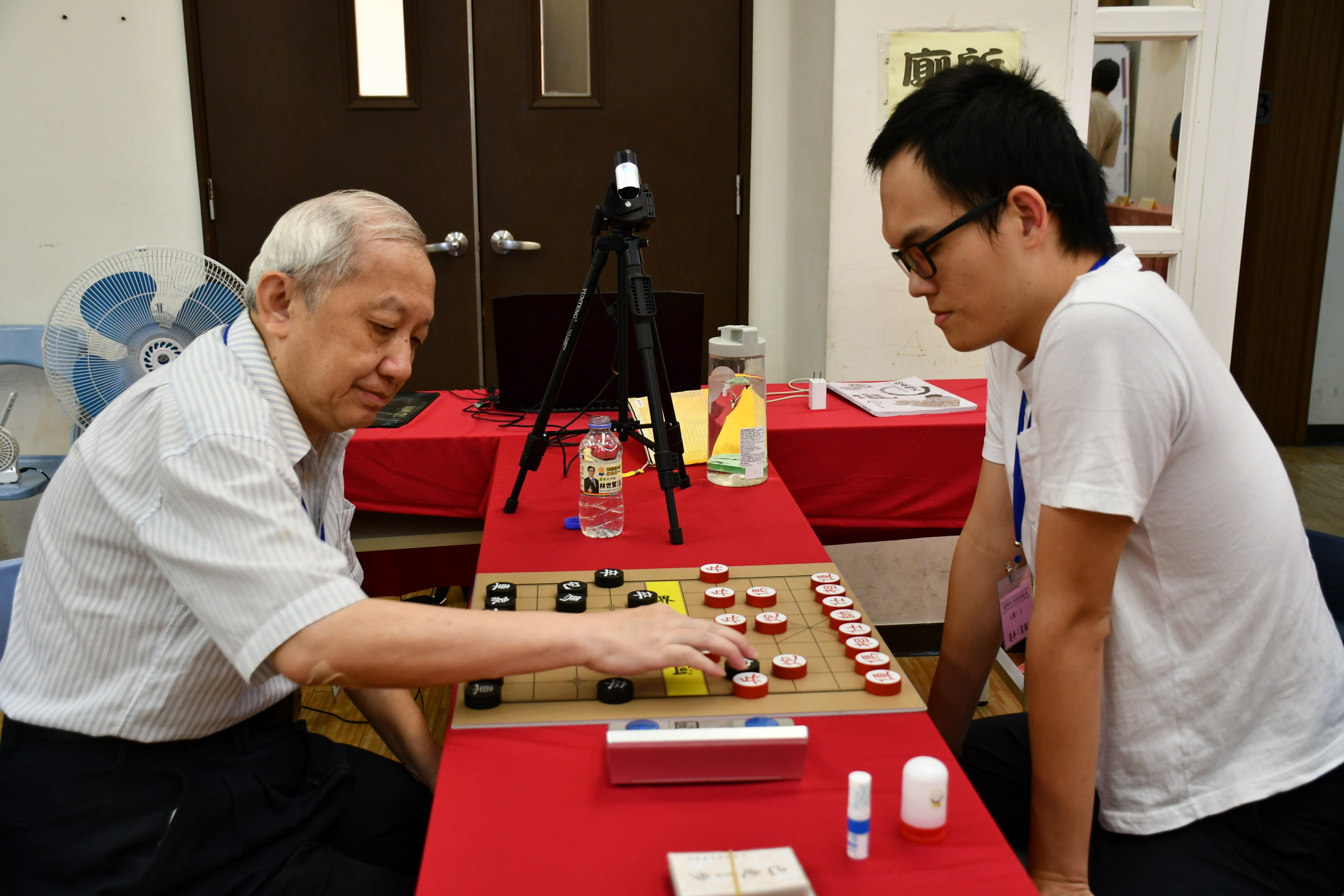 ▲「啟泰趣笑」第二屆臺灣象棋棋王賽在彰化市媽祖文化館舉行初賽暨四強賽，賽制採取單淘汰多盤對決。（記者張溎壕攝）