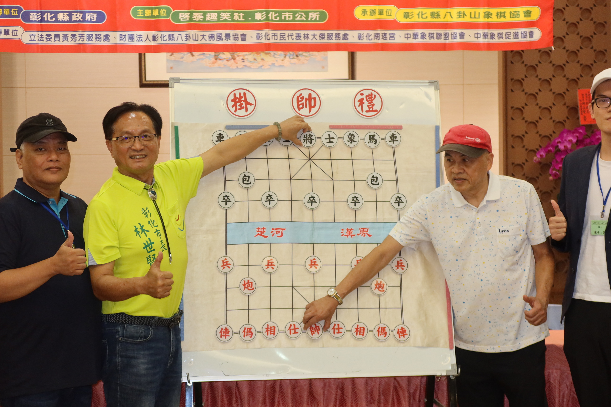▲「啟泰趣笑」第二屆臺灣象棋棋王賽在彰化市媽祖文化館舉行初賽暨四強賽，賽制採取單淘汰多盤對決。（記者張溎壕攝）